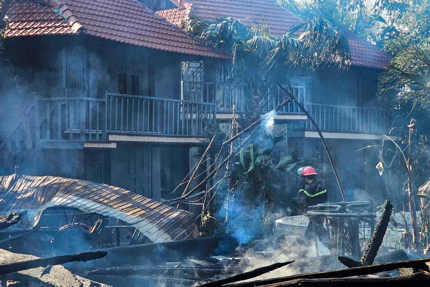 Qu&aacute;n c&agrave; ph&ecirc; mới khai trương đ&atilde; ch&igrave;m trong biển lửa ở Đ&agrave; Nẵng: Cận cảnh hiện trường x&oacute;t xa- Ảnh 1.