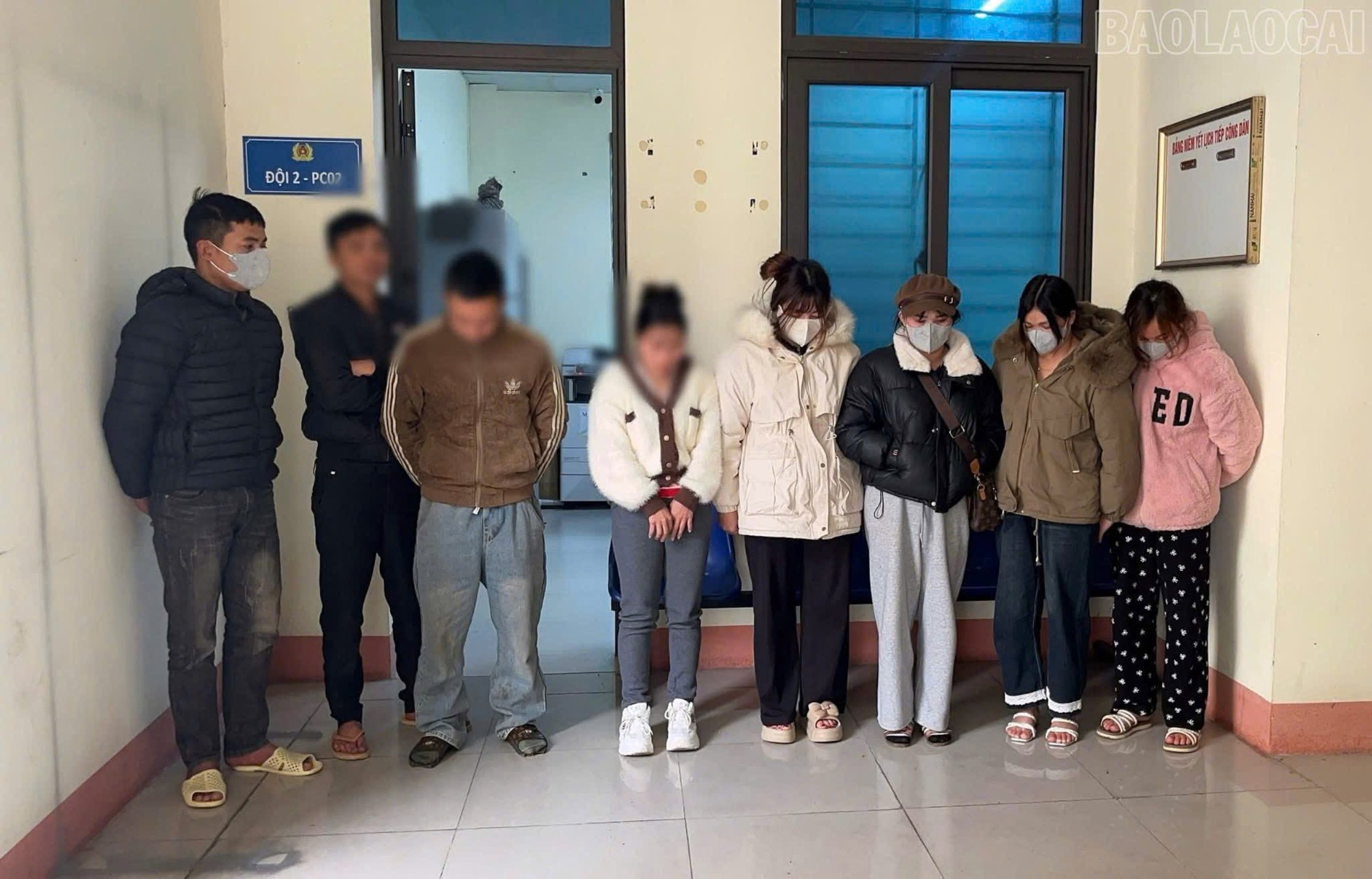 Kiểm tra nơi ở của Phạm Thị Hồng Nhung, bắt quả tang 4 đ&ocirc;i nam nữ- Ảnh 2.