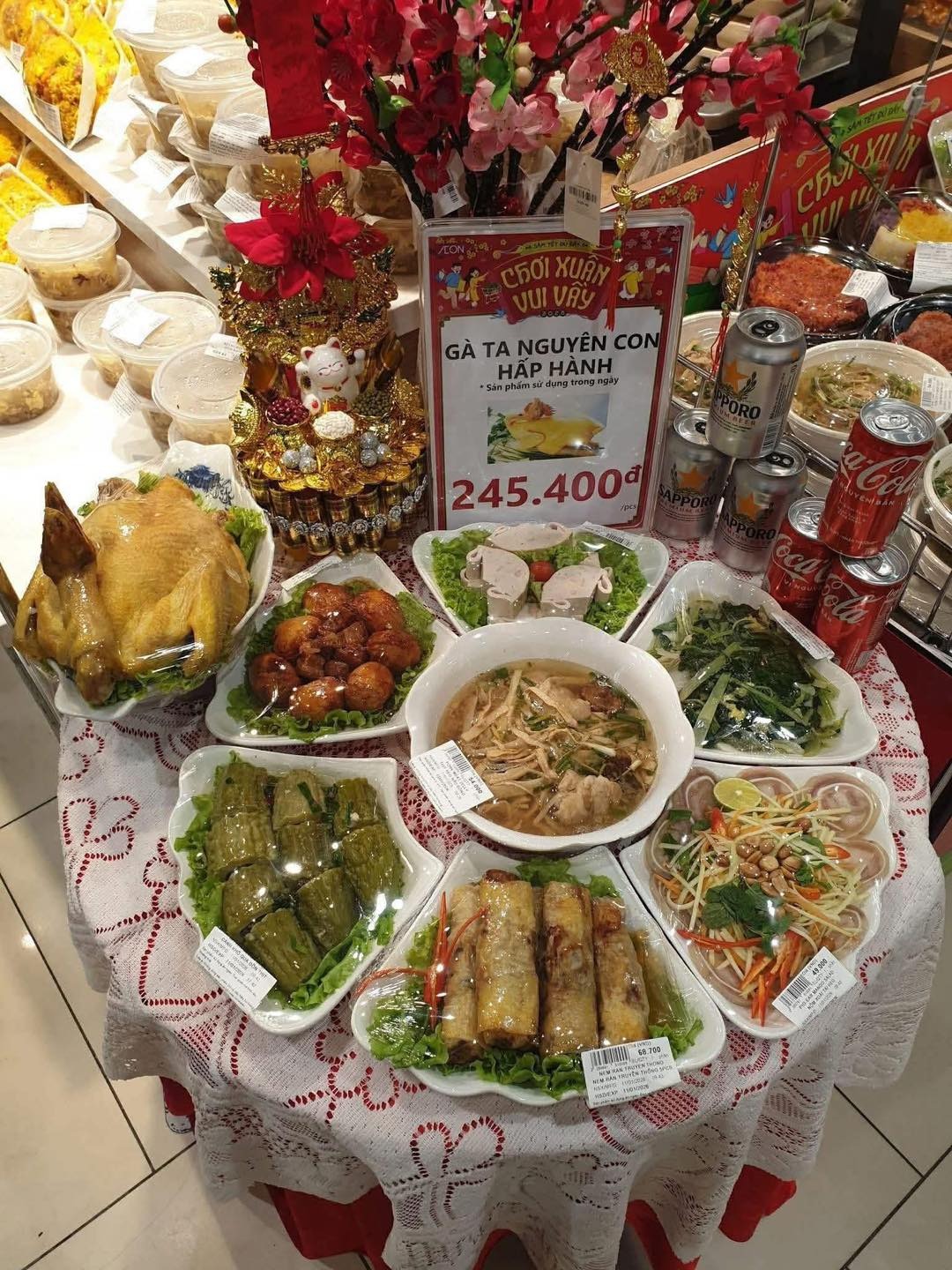 S&aacute;ng nhất Aeon Mall l&uacute;c n&agrave;y: M&acirc;m cỗ Tết 500k hot đi&ecirc;n đảo, cả c&otilde;i mạng khen &ldquo;ph&aacute;t minh thế kỷ&rdquo;- Ảnh 1.