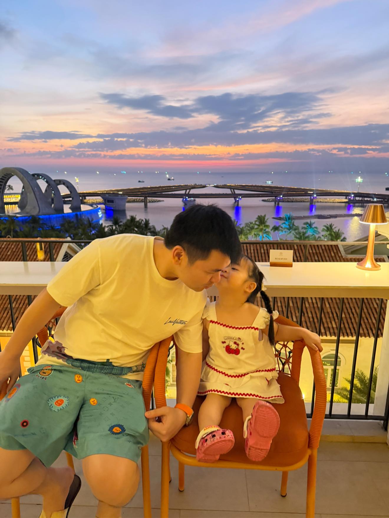 Chủ tịch Hà Nội FC khoe ảnh du lịch cùng con gái cực chill, netizen rần rần hỏi Hoa hậu Đỗ Mỹ Linh đâu?- Ảnh 1. Chủ tịch Hà Nội FC khoe ảnh du lịch cùng con gái cực chill, netizen rần rần hỏi Hoa hậu Đỗ Mỹ Linh đâu?- Ảnh 1.