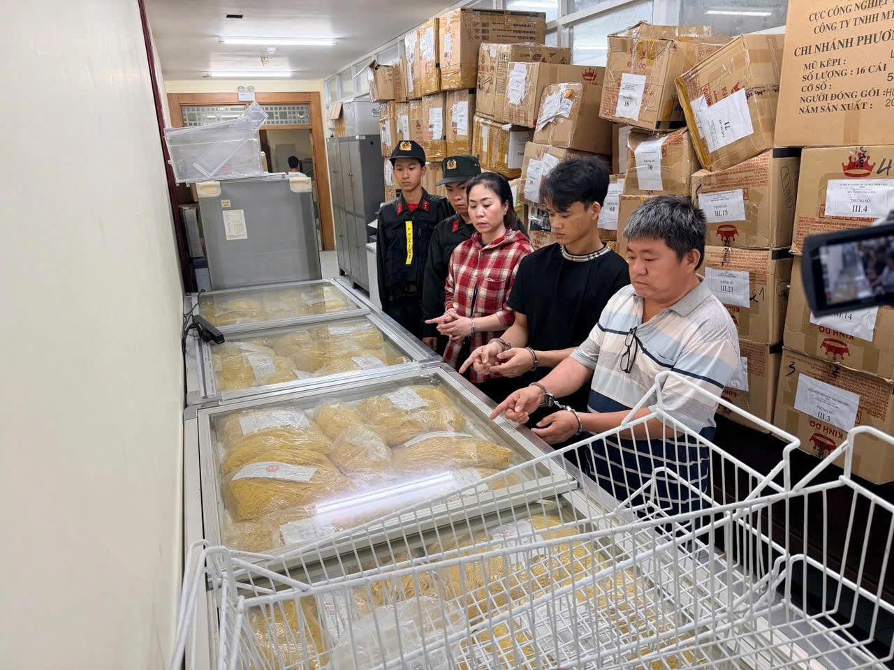 Clip: Cận cảnh quy tr&igrave;nh sản xuất 800 tấn m&igrave; sợi "ngậm" h&oacute;a chất, tuồn ra thị trường ở TP.HCM- Ảnh 1.