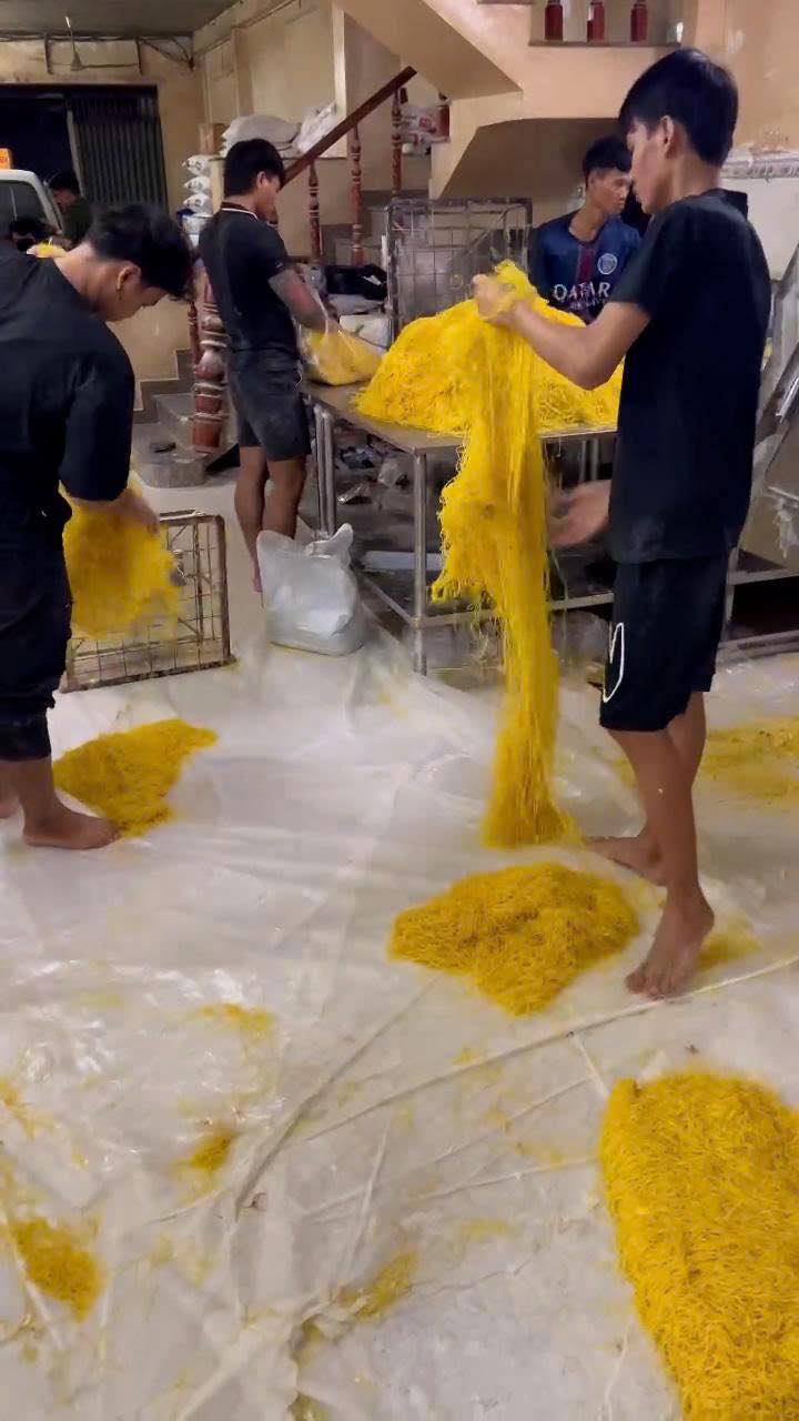 Rùng mình cơ sở làm mì sợi bằng hóa chất suốt 10 năm ở TP.HCM: Hơn 800 tấn "hàng độc" đã tuồn ra thị trường- Ảnh 2. Rùng mình cơ sở làm mì sợi bằng hóa chất suốt 10 năm ở TP.HCM: Hơn 800 tấn "hàng độc" đã tuồn ra thị trường- Ảnh 2.