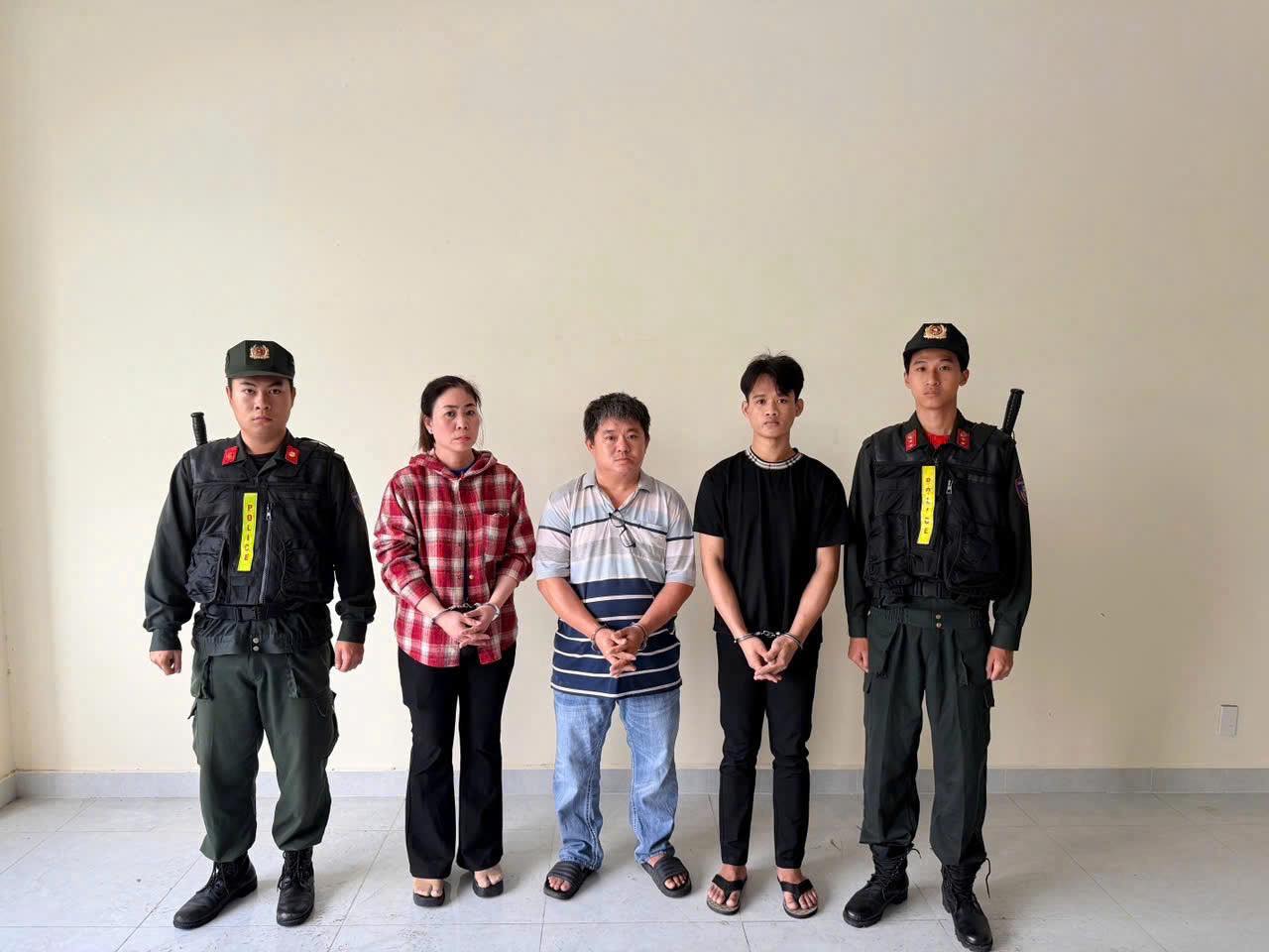 Clip: Cận cảnh quy tr&igrave;nh sản xuất 800 tấn m&igrave; sợi "ngậm" h&oacute;a chất, tuồn ra thị trường ở TP.HCM- Ảnh 2.