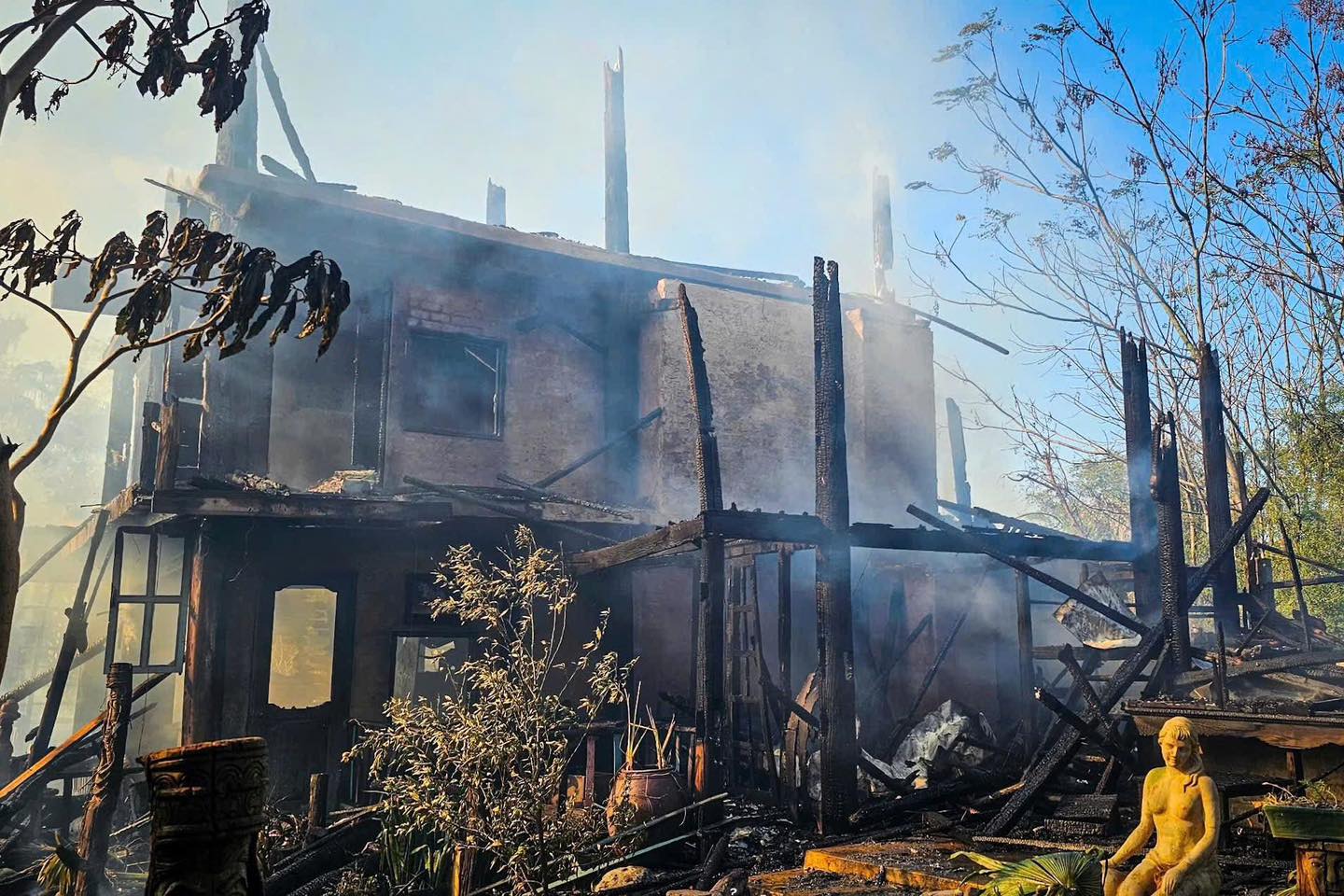 Qu&aacute;n c&agrave; ph&ecirc; mới khai trương đ&atilde; ch&igrave;m trong biển lửa ở Đ&agrave; Nẵng: Cận cảnh hiện trường x&oacute;t xa- Ảnh 2.