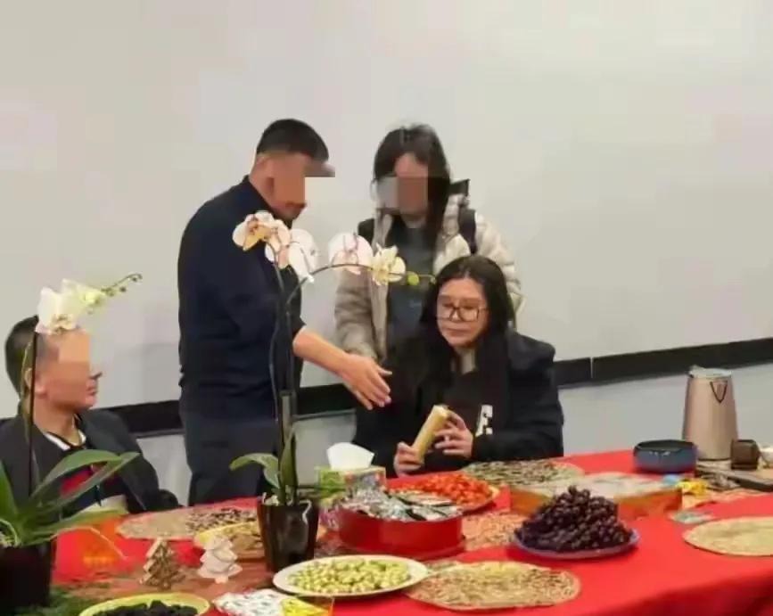 "Ngọc nữ đẹp khuynh đảo ch&acirc;u &Aacute;" nay mặt mũi biến dạng kh&ocirc;ng nhận ra, mở tiệm trị liệu massage gom bạc lẻ- Ảnh 14.