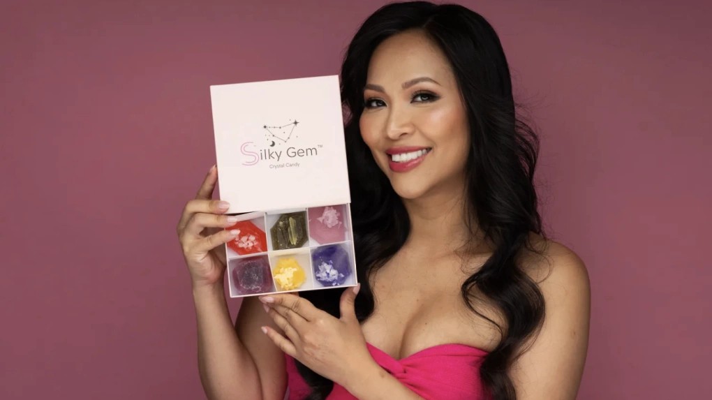 Từ 1 triệu đồng trong t&uacute;i đến gần 230 tỷ đồng doanh thu: Người phụ nữ gốc Việt v&ocirc; gia cư đổi đời nhờ m&oacute;n qu&agrave; vặt tuổi thơ- Ảnh 1.