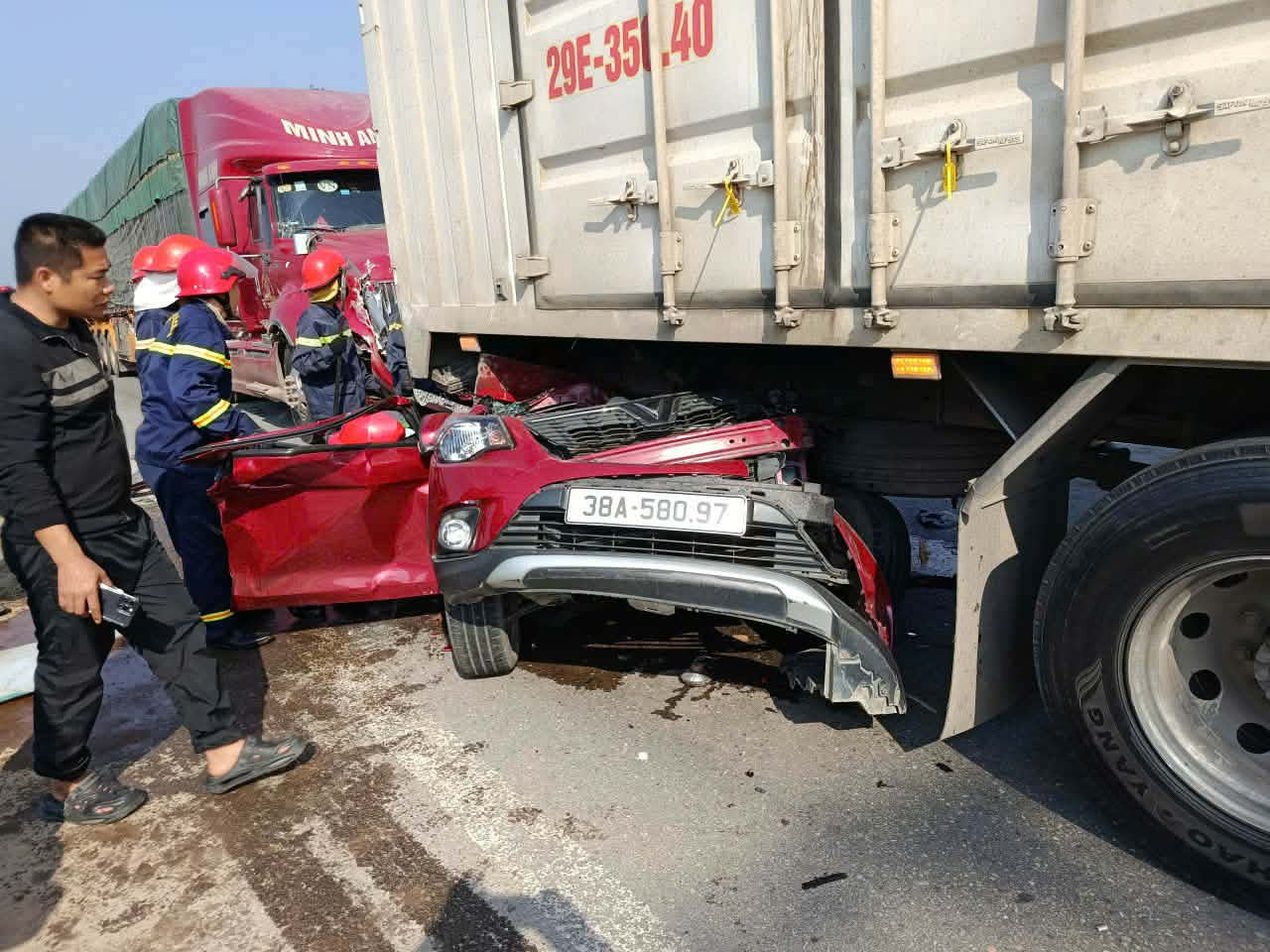 Kinh hoàng hiện trường vụ tai nạn liên hoàn ở Hà Tĩnh: Xe con bị vò nát, tài xế được đưa ra ngoài trong tình trạng khó tin- Ảnh 3. Kinh hoàng hiện trường vụ tai nạn liên hoàn ở Hà Tĩnh: Xe con bị vò nát, tài xế được đưa ra ngoài trong tình trạng khó tin- Ảnh 3.