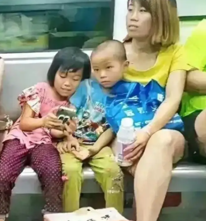 Nhiều năm sau, người ta vẫn sẽ c&ograve;n b&agrave;n t&aacute;n m&atilde;i về 2 bức ảnh n&agrave;y!- Ảnh 1.