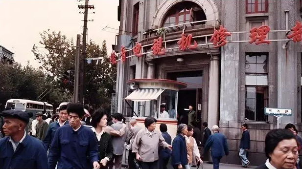 Ảnh cũ Thượng Hải thập ni&ecirc;n 1980: Phương tiện n&agrave;y thống trị đường phố, c&oacute; nơi 40 năm chưa hề kh&aacute;c- Ảnh 10.