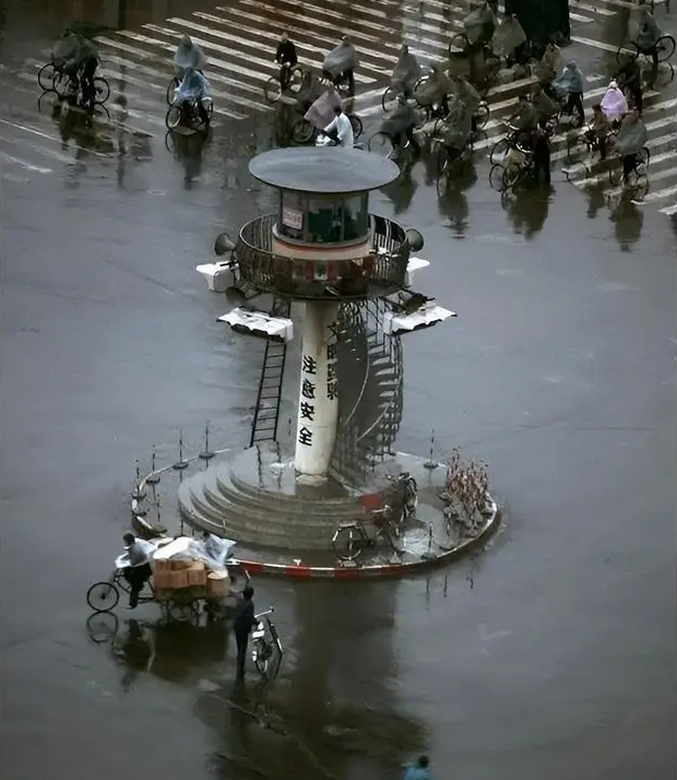 Ảnh cũ Thượng Hải thập ni&ecirc;n 1980: Phương tiện n&agrave;y thống trị đường phố, c&oacute; nơi 40 năm chưa hề kh&aacute;c- Ảnh 11.