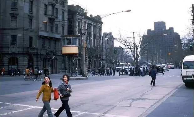 Ảnh cũ Thượng Hải thập ni&ecirc;n 1980: Phương tiện n&agrave;y thống trị đường phố, c&oacute; nơi 40 năm chưa hề kh&aacute;c- Ảnh 15.