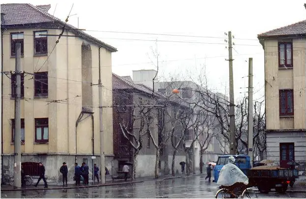 Ảnh cũ Thượng Hải thập ni&ecirc;n 1980: Phương tiện n&agrave;y thống trị đường phố, c&oacute; nơi 40 năm chưa hề kh&aacute;c- Ảnh 18.