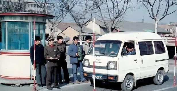 Ảnh cũ Thượng Hải thập ni&ecirc;n 1980: Phương tiện n&agrave;y thống trị đường phố, c&oacute; nơi 40 năm chưa hề kh&aacute;c- Ảnh 21.