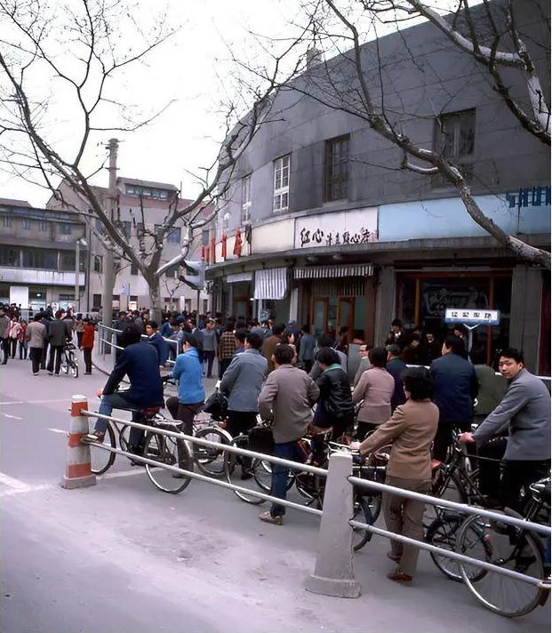 Ảnh cũ Thượng Hải thập ni&ecirc;n 1980: Phương tiện n&agrave;y thống trị đường phố, c&oacute; nơi 40 năm chưa hề kh&aacute;c- Ảnh 22.