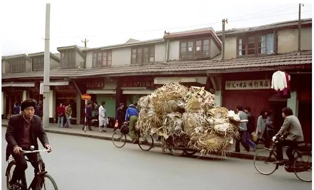 Ảnh cũ Thượng Hải thập ni&ecirc;n 1980: Phương tiện n&agrave;y thống trị đường phố, c&oacute; nơi 40 năm chưa hề kh&aacute;c- Ảnh 23.
