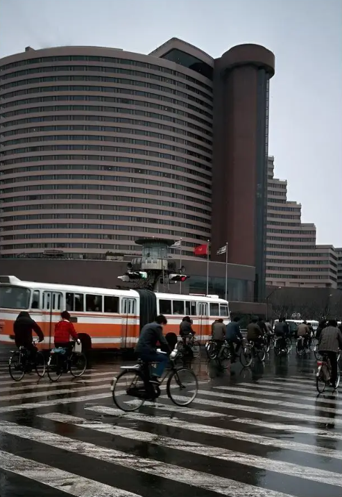 Ảnh cũ Thượng Hải thập ni&ecirc;n 1980: Phương tiện n&agrave;y thống trị đường phố, c&oacute; nơi 40 năm chưa hề kh&aacute;c- Ảnh 25.