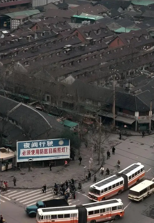 Ảnh cũ Thượng Hải thập ni&ecirc;n 1980: Phương tiện n&agrave;y thống trị đường phố, c&oacute; nơi 40 năm chưa hề kh&aacute;c- Ảnh 30.