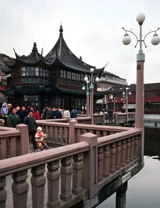 Ảnh cũ Thượng Hải thập ni&ecirc;n 1980: Phương tiện n&agrave;y thống trị đường phố, c&oacute; nơi 40 năm chưa hề kh&aacute;c- Ảnh 4.