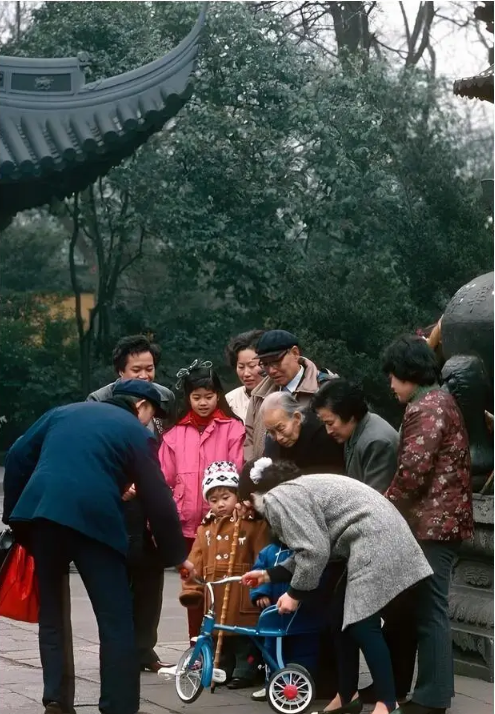 Ảnh cũ Thượng Hải thập ni&ecirc;n 1980: Phương tiện n&agrave;y thống trị đường phố, c&oacute; nơi 40 năm chưa hề kh&aacute;c- Ảnh 5.