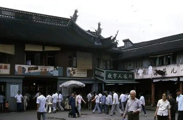 Ảnh cũ Thượng Hải thập ni&ecirc;n 1980: Phương tiện n&agrave;y thống trị đường phố, c&oacute; nơi 40 năm chưa hề kh&aacute;c- Ảnh 8.