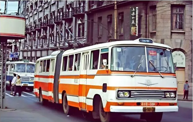 Ảnh cũ Thượng Hải thập ni&ecirc;n 1980: Phương tiện n&agrave;y thống trị đường phố, c&oacute; nơi 40 năm chưa hề kh&aacute;c- Ảnh 9.