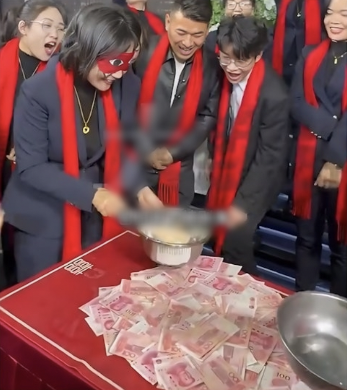 &Ocirc;ng chủ tiệm v&agrave;ng trẻ tuổi "chịu chơi": Ph&aacute;t v&agrave;ng, thưởng Tết cả tỷ đồng tiền mặt cho nh&acirc;n vi&ecirc;n- Ảnh 1.