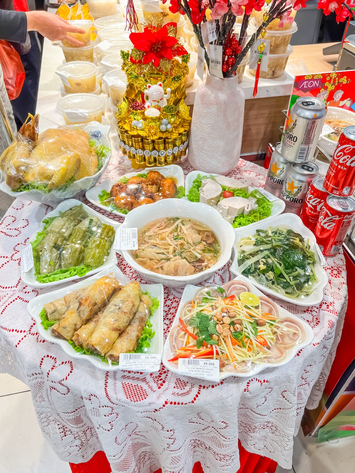 S&aacute;ng nhất Aeon Mall l&uacute;c n&agrave;y: M&acirc;m cỗ Tết 500k hot đi&ecirc;n đảo, cả c&otilde;i mạng khen &ldquo;ph&aacute;t minh thế kỷ&rdquo;- Ảnh 9.