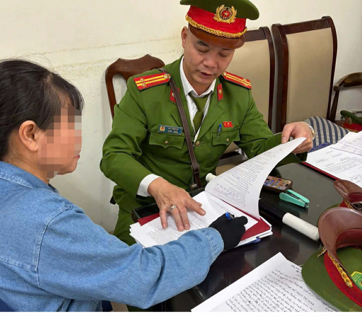 Định "chặt ch&eacute;m" kh&aacute;ch T&acirc;y chiếc n&oacute;n l&aacute; gi&aacute; 850.000 đồng, người phụ nữ bị phạt 225.000 đồng- Ảnh 1.