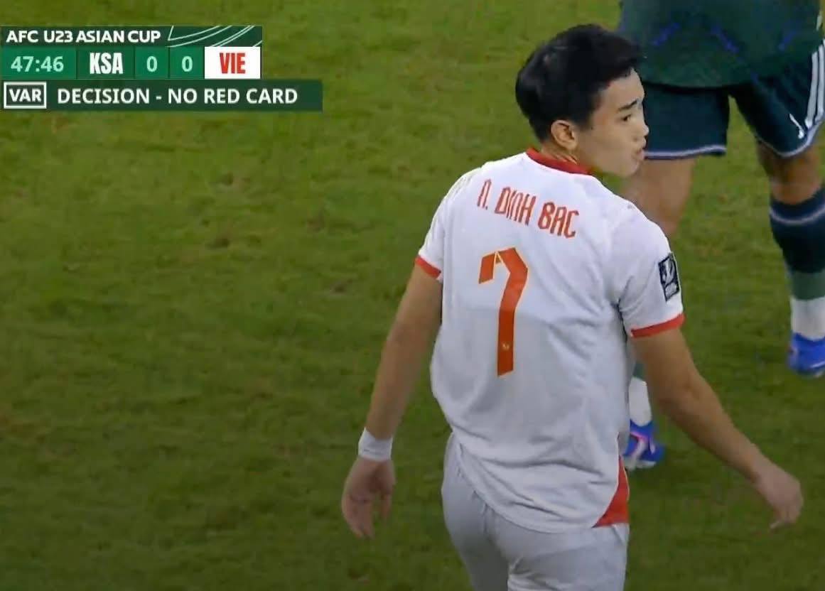 Đ&igrave;nh Bắc l&agrave; thần! Hạ đẹp U23 Saudi Arabia, ch&agrave;o cờ ăn mừng cỡ n&agrave;y th&igrave; thật sự "out tr&igrave;nh"- Ảnh 5.