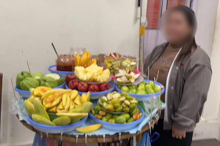 Người phụ b&aacute;n tr&aacute;i c&acirc;y lấn chiếm vỉa h&egrave; phố cổ H&agrave; Nội bị xử phạt 2,5 triệu đồng- Ảnh 1.