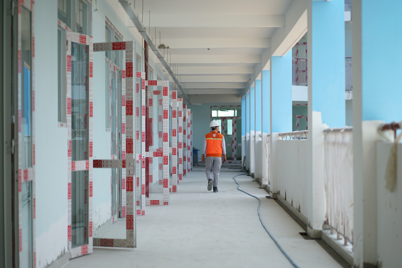 Ngắm ng&ocirc;i trường tiểu học tr&ecirc;n đất nghĩa trang lớn nhất TPHCM đ&atilde; th&agrave;nh h&igrave;nh: Phụ huynh mong ng&agrave;y con được đi học- Ảnh 18.