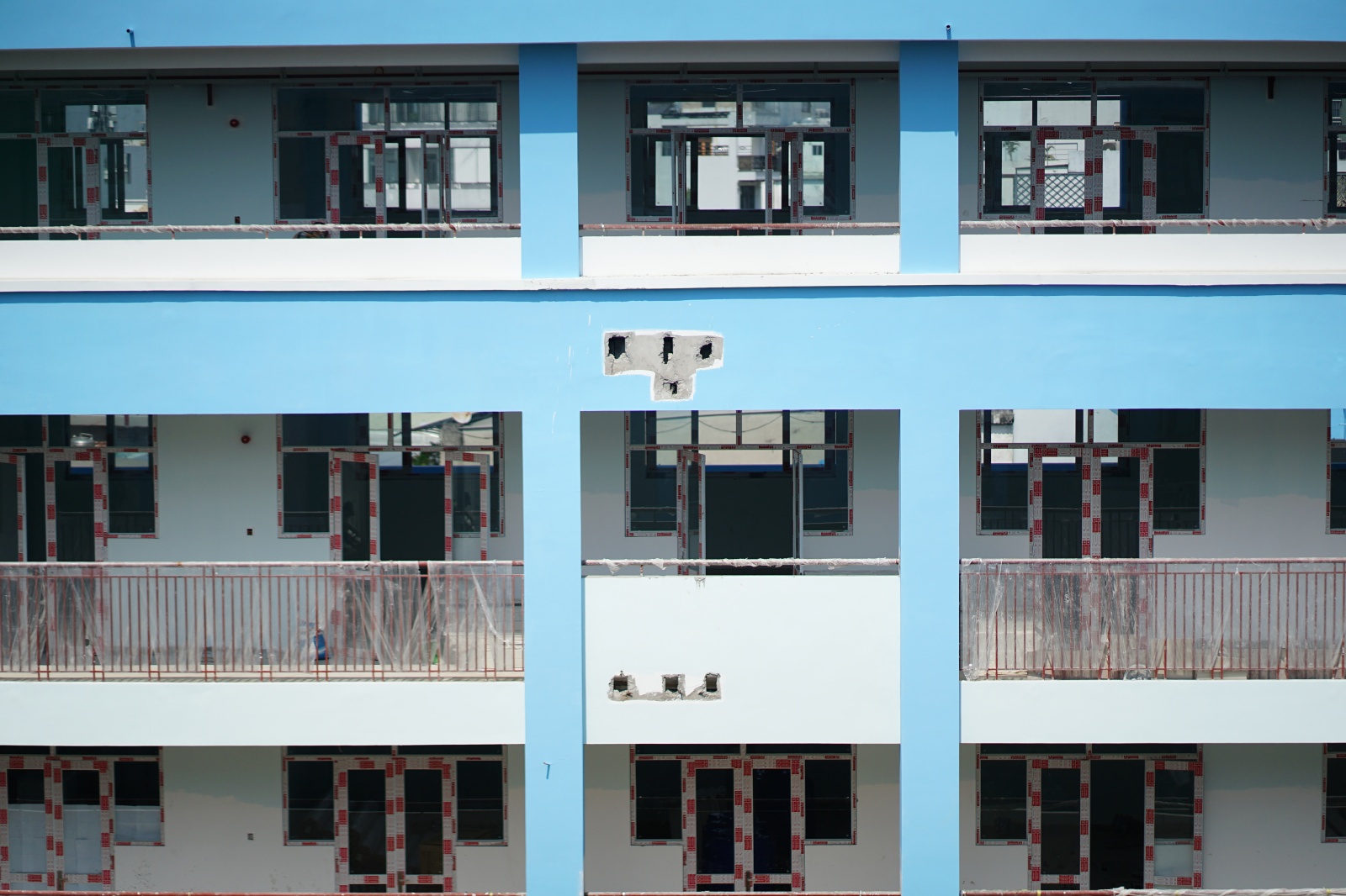 Ngắm ng&ocirc;i trường tiểu học tr&ecirc;n đất nghĩa trang lớn nhất TPHCM đ&atilde; th&agrave;nh h&igrave;nh: Phụ huynh mong ng&agrave;y con được đi học- Ảnh 10.