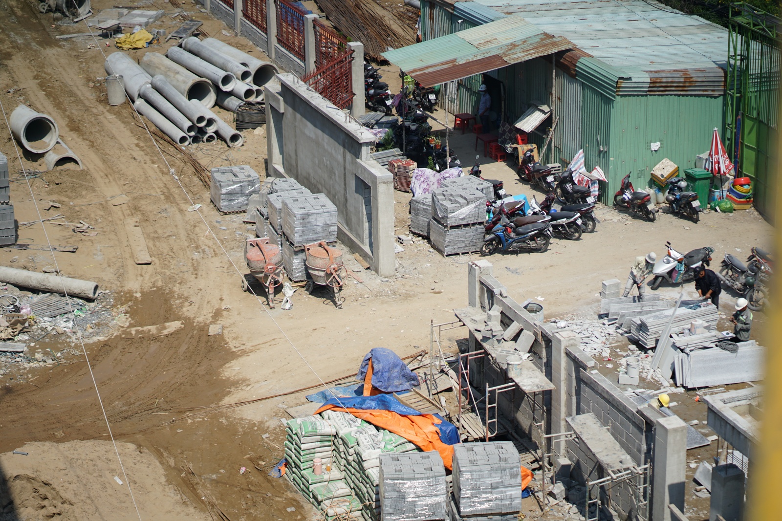 Ngắm ng&ocirc;i trường tiểu học tr&ecirc;n đất nghĩa trang lớn nhất TPHCM đ&atilde; th&agrave;nh h&igrave;nh: Phụ huynh mong ng&agrave;y con được đi học- Ảnh 11.