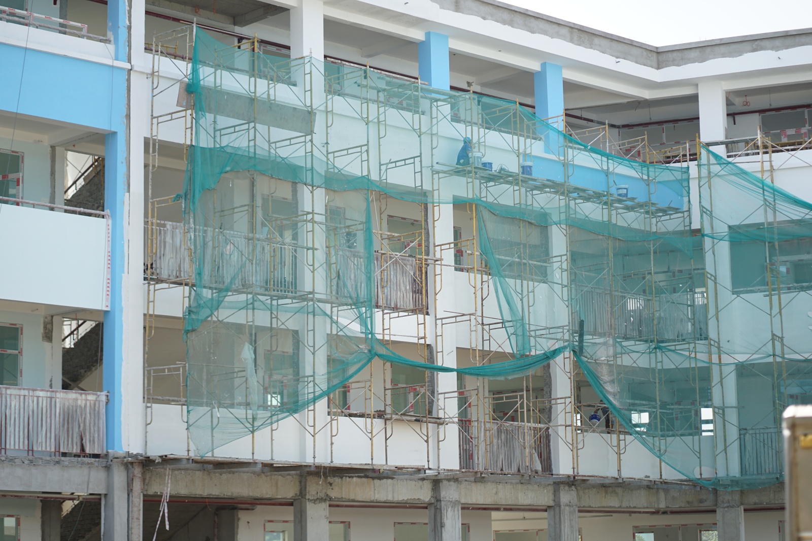 Ngắm ng&ocirc;i trường tiểu học tr&ecirc;n đất nghĩa trang lớn nhất TPHCM đ&atilde; th&agrave;nh h&igrave;nh: Phụ huynh mong ng&agrave;y con được đi học- Ảnh 8.