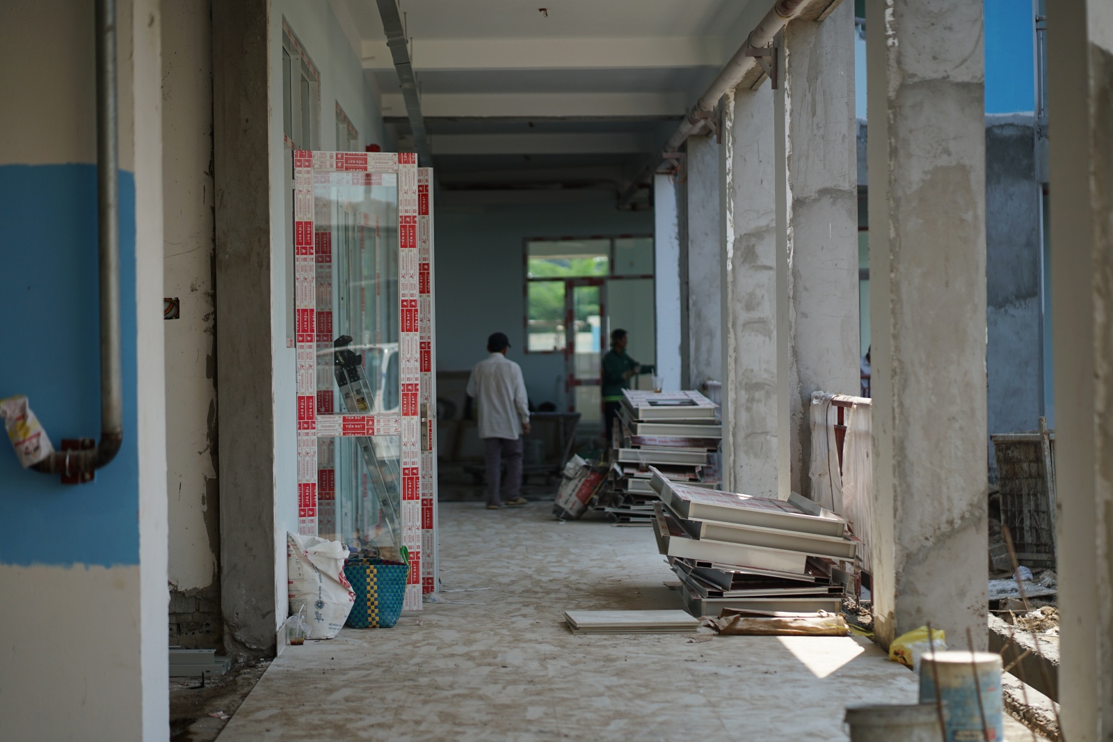 Ngắm ng&ocirc;i trường tiểu học tr&ecirc;n đất nghĩa trang lớn nhất TPHCM đ&atilde; th&agrave;nh h&igrave;nh: Phụ huynh mong ng&agrave;y con được đi học- Ảnh 13.