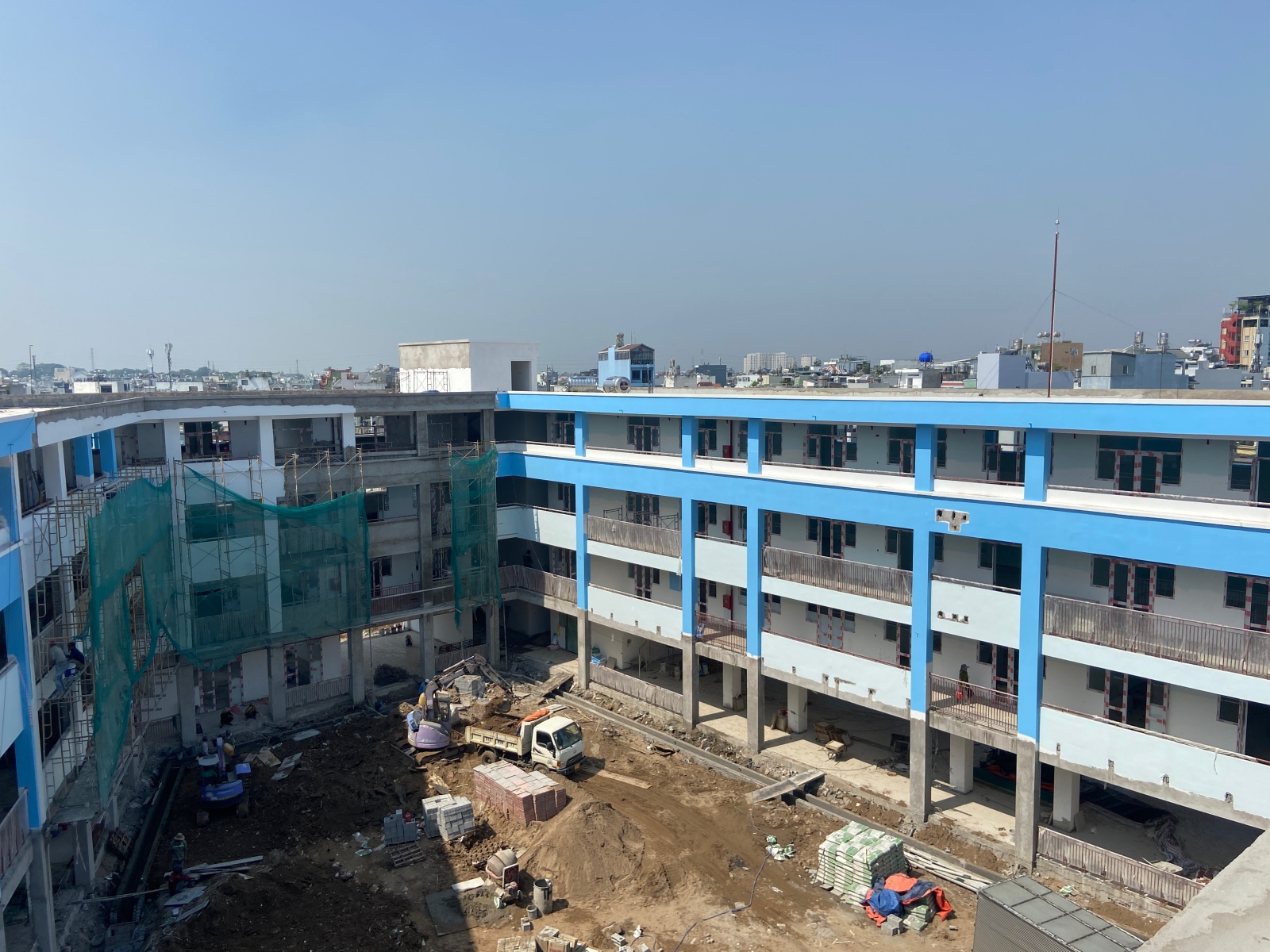 Ngắm ng&ocirc;i trường tiểu học tr&ecirc;n đất nghĩa trang lớn nhất TPHCM đ&atilde; th&agrave;nh h&igrave;nh: Phụ huynh mong ng&agrave;y con được đi học- Ảnh 7.