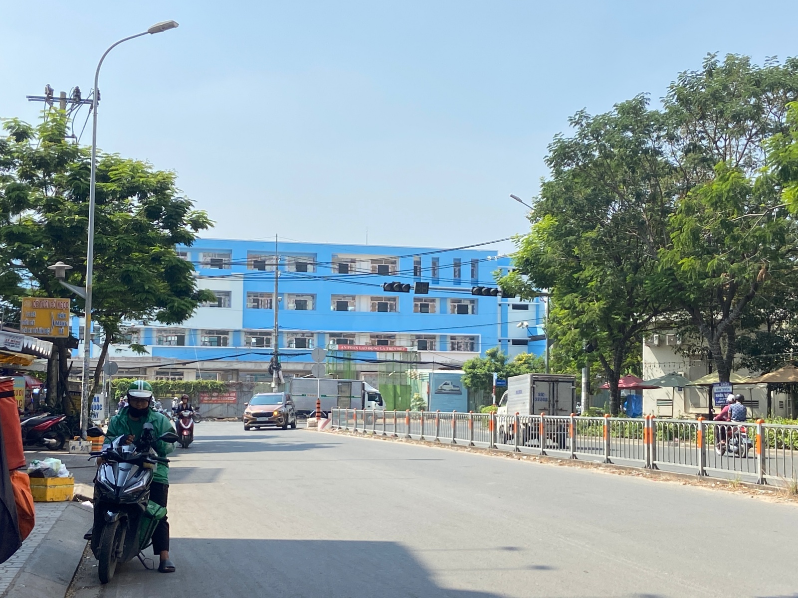 Ngắm ng&ocirc;i trường tiểu học tr&ecirc;n đất nghĩa trang lớn nhất TPHCM đ&atilde; th&agrave;nh h&igrave;nh: Phụ huynh mong ng&agrave;y con được đi học- Ảnh 6.