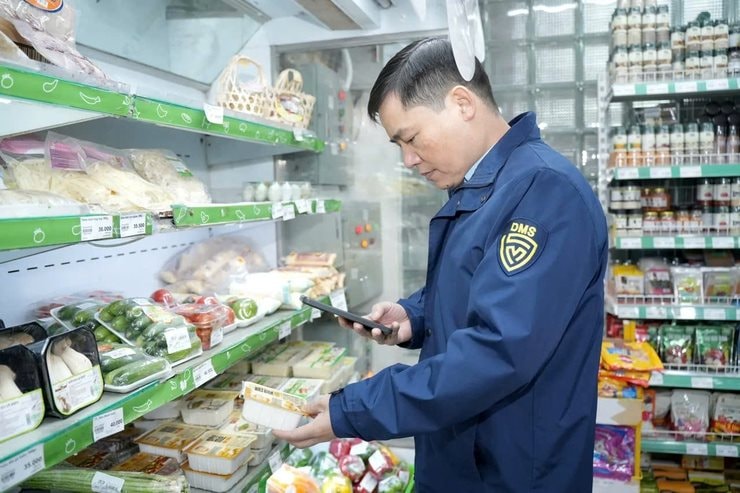 Đột xuất kiểm tra: Một si&ecirc;u thị tại H&agrave; Nội bị ph&aacute;t hiện thực phẩm kh&ocirc;ng nh&atilde;n m&aacute;c, vi phạm điều kiện bảo quản- Ảnh 1.