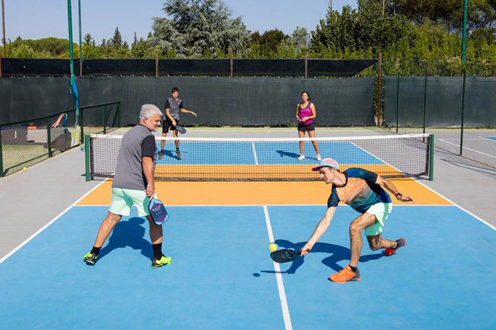 Một th&oacute;i quen khi chơi Pickleball tiềm ẩn nguy cơ phải g&aacute;c vợt- Ảnh 1.