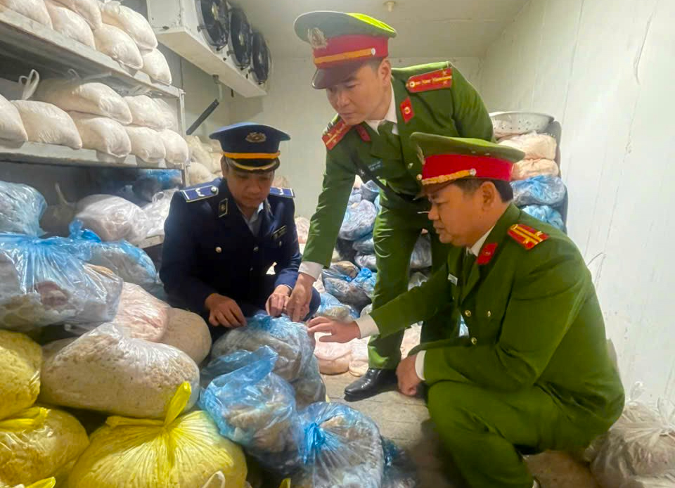 Ph&aacute;t hiện 1 tấn da lợn bốc m&ugrave;i: Cảnh b&aacute;o nguy cơ m&acirc;m cỗ Tết c&oacute; b&oacute;ng b&igrave; lợn bẩn- Ảnh 1.