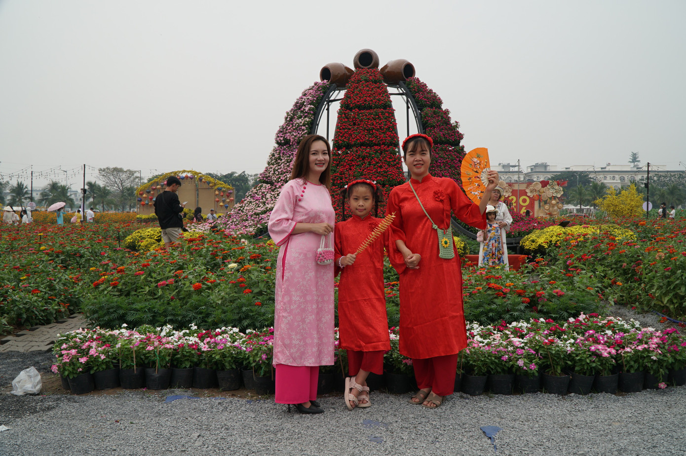 Sốt s&igrave;nh sịch với c&aacute;nh đồng hoa xu&acirc;n ở TPHCM- Ảnh 11.