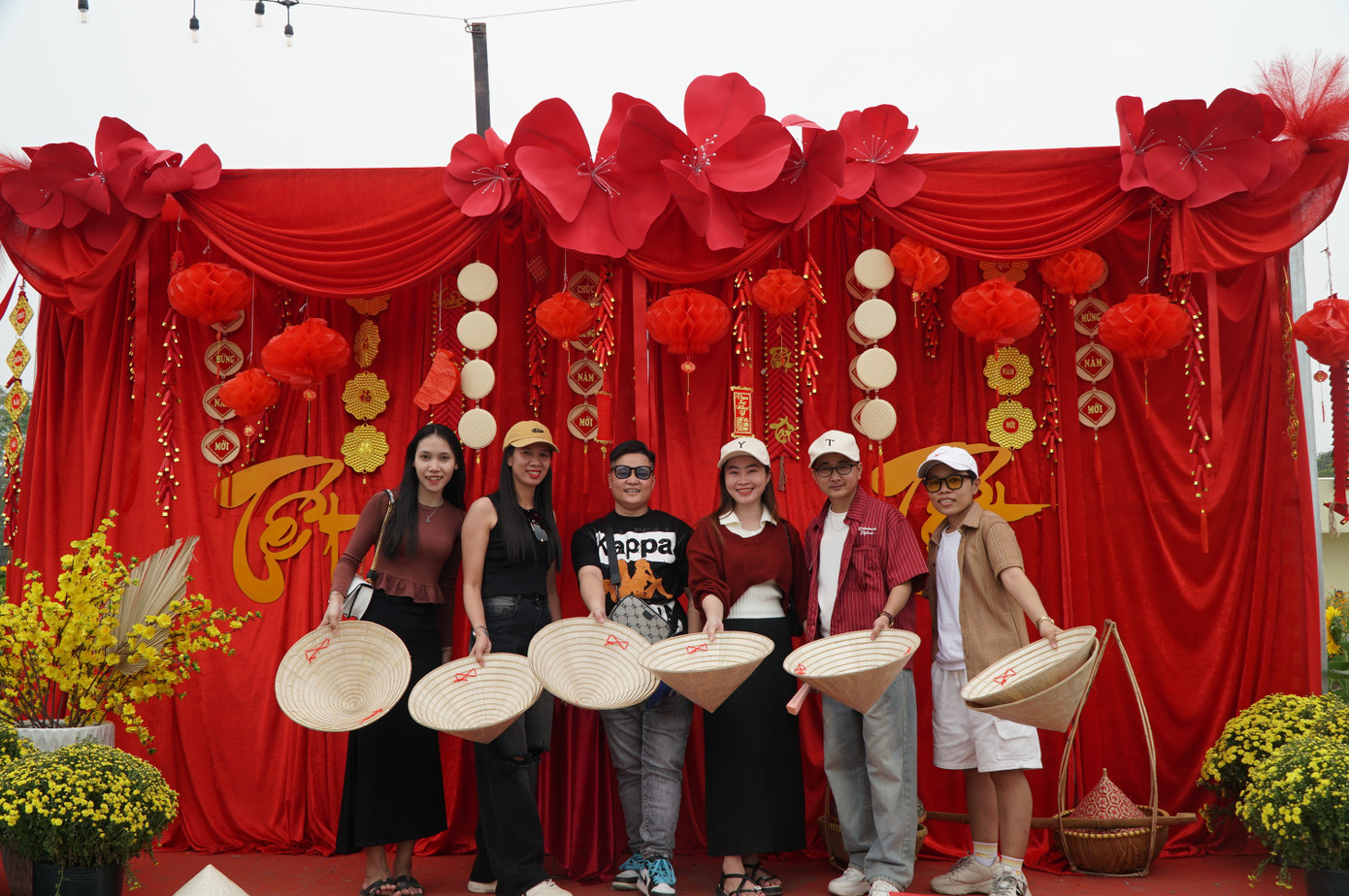 Sốt s&igrave;nh sịch với c&aacute;nh đồng hoa xu&acirc;n ở TPHCM- Ảnh 2.