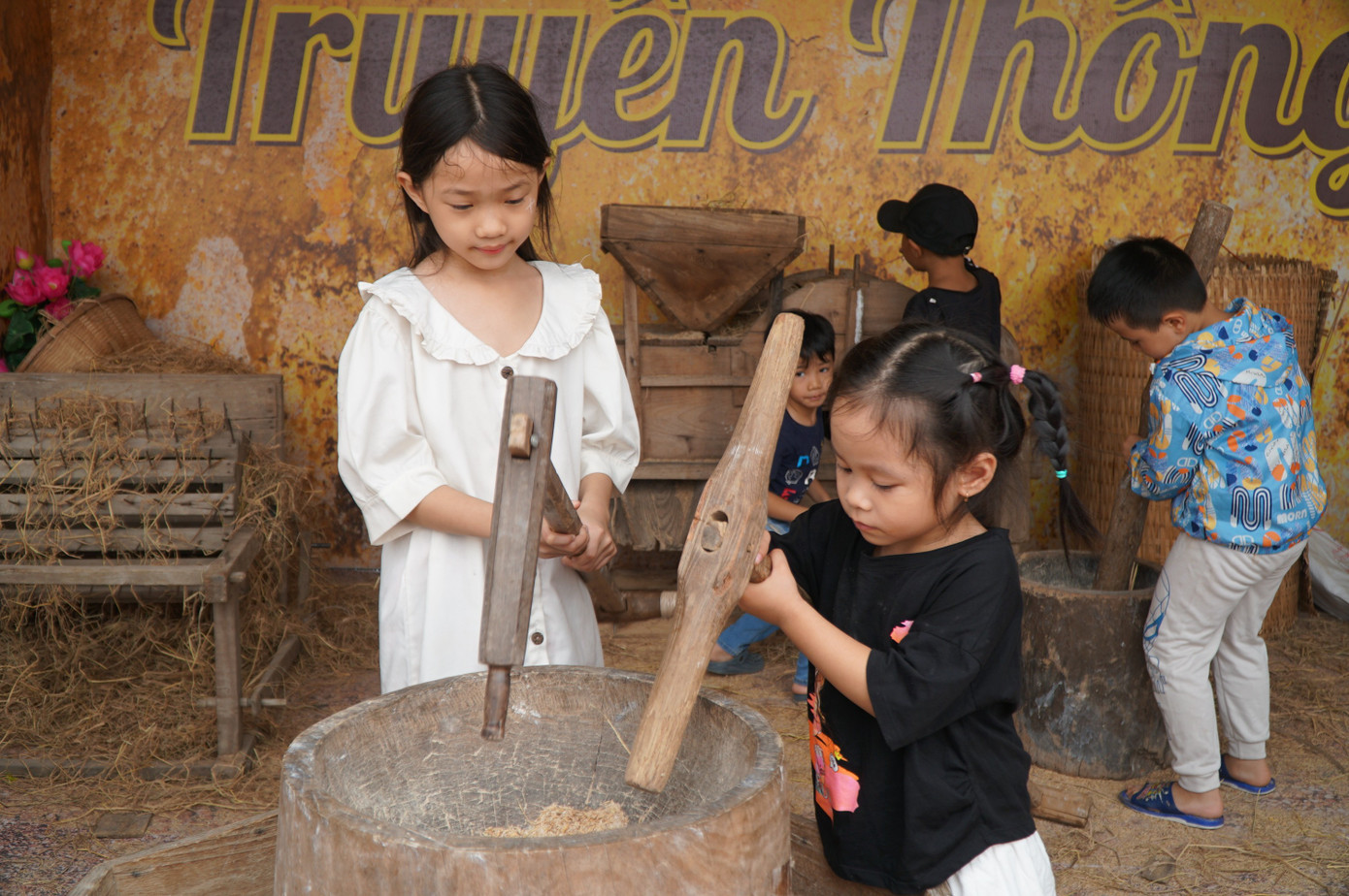 Sốt s&igrave;nh sịch với c&aacute;nh đồng hoa xu&acirc;n ở TPHCM- Ảnh 9.