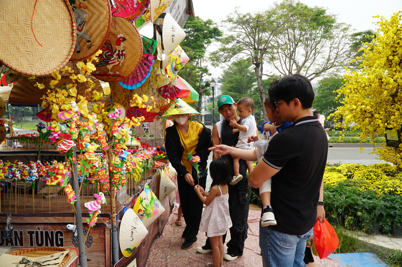 Sốt s&igrave;nh sịch với c&aacute;nh đồng hoa xu&acirc;n ở TPHCM- Ảnh 10.