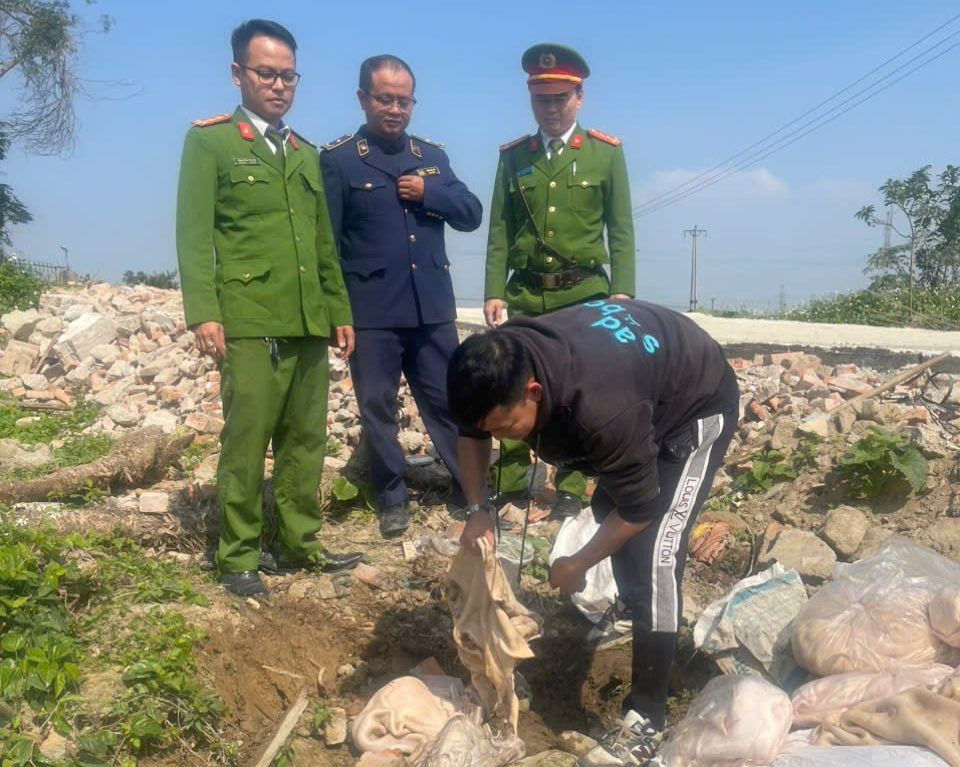 Ph&aacute;t hiện 1 tấn da lợn kh&ocirc;ng r&otilde; nguồn gốc, bốc m&ugrave;i h&ocirc;i- Ảnh 2.