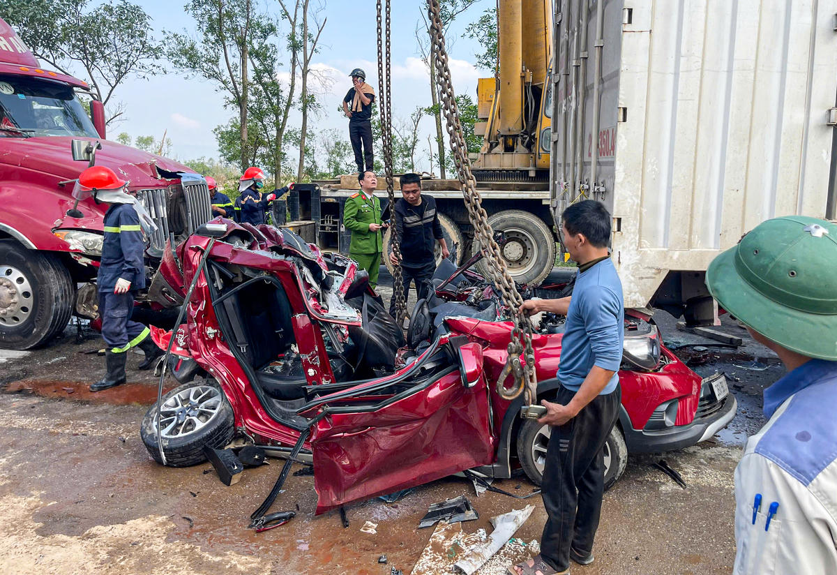 H&agrave; Tĩnh: Xe con mắc kẹt dưới gầm xe tải sau tai nạn li&ecirc;n ho&agrave;n, 3 người bị thương- Ảnh 1.