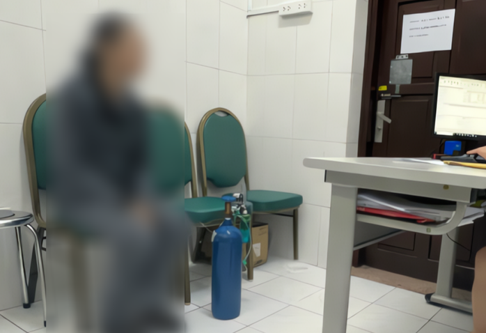 Nữ sinh mang theo bình khí cười đi khám tâm thần - Ảnh 1.