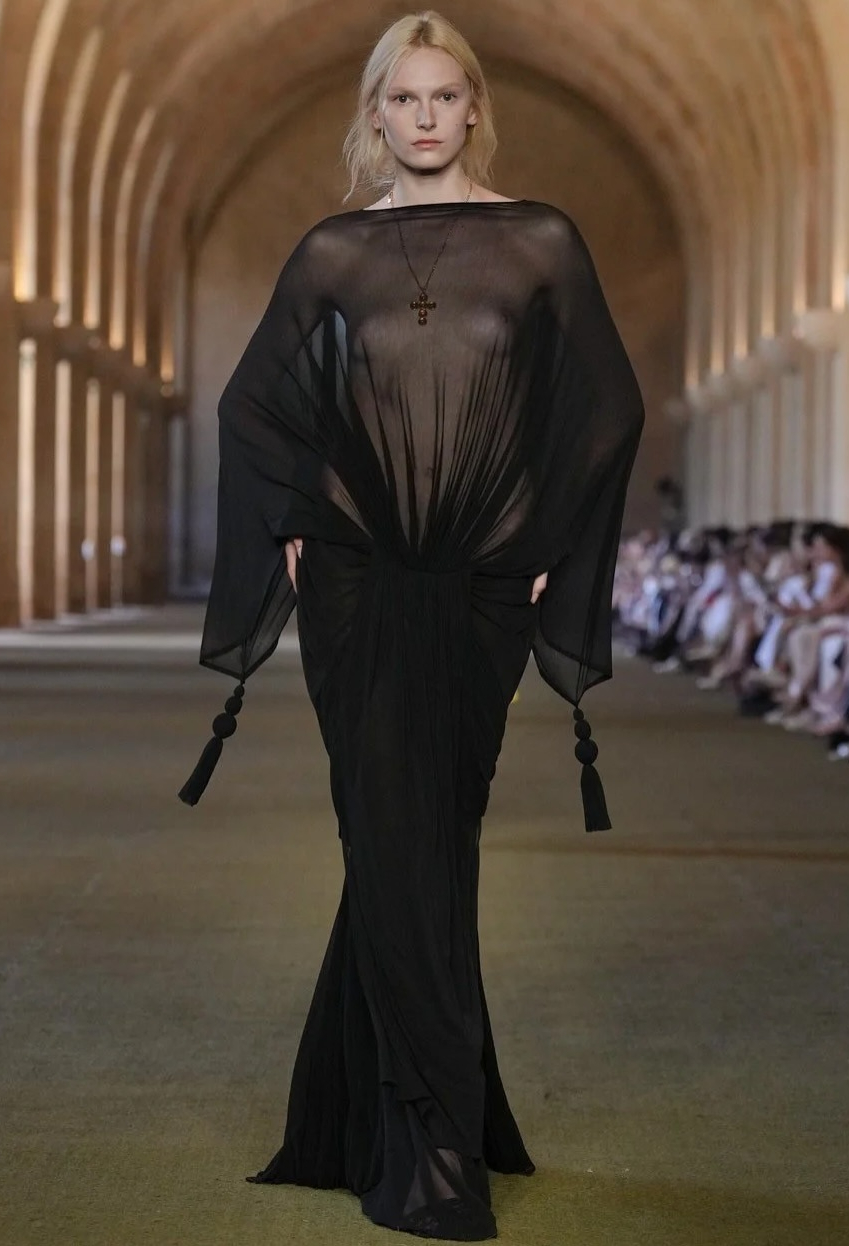 Lisa mang đồ xuy&ecirc;n thấu trở lại, kh&ocirc;ng d&aacute;m hở bạo m&agrave; tr&ocirc;ng đ&atilde; &ldquo;đỉnh n&oacute;c kịch trần&rdquo;!- Ảnh 2.