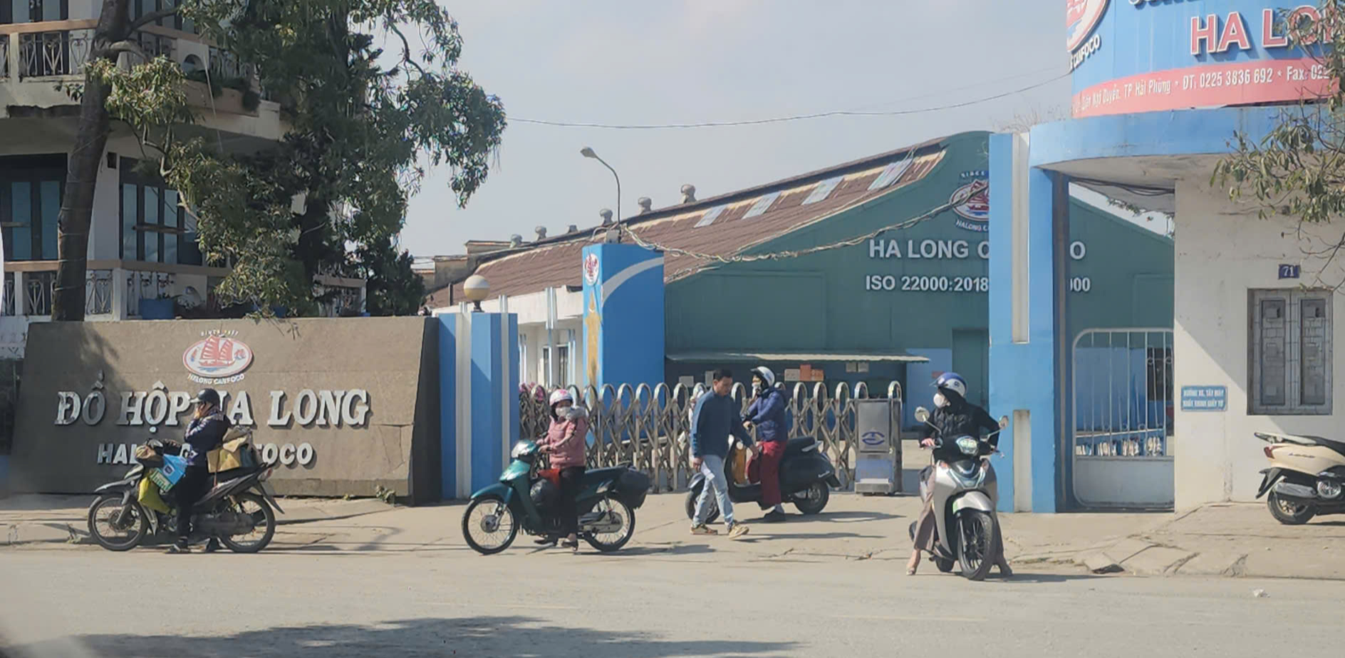 VIDEO: Tạm dừng sản xuất, h&agrave;ng trăm c&ocirc;ng nh&acirc;n vẫn đến C&ocirc;ng ty CP đồ hộp Hạ Long- Ảnh 1.