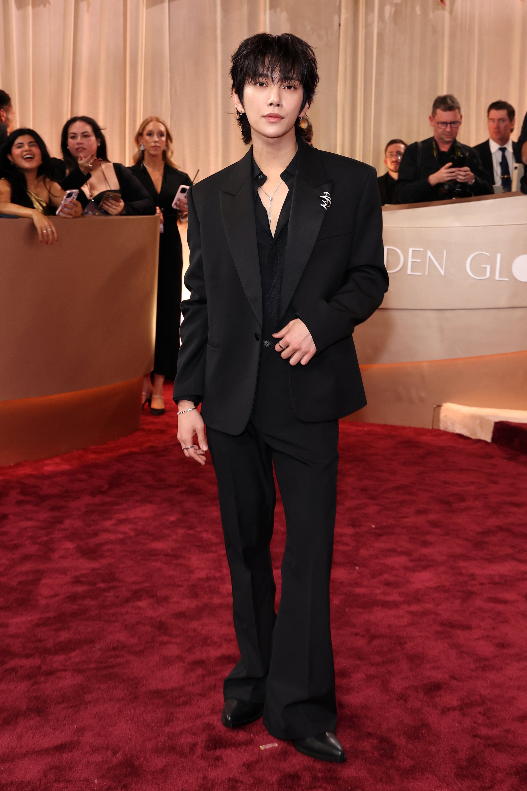 Nam thần Kpop dự Quả Cầu V&agrave;ng với Lisa lại 